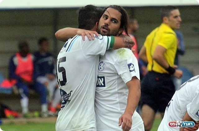 עושה את כל הדרך יחד עם קבוצתו ללאומית. אסולין (לירן דורף)